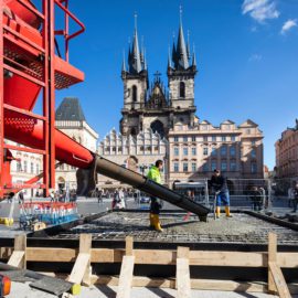Stavební práce na mariánském sloupu v Praze